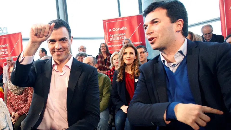 Pedro Sánchez, con Gonzalo Caballero. EFE