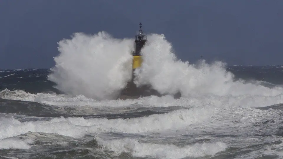 Agardanse ondas de ata nove metros de altura. JOSÉ Mª ÁLVEZ