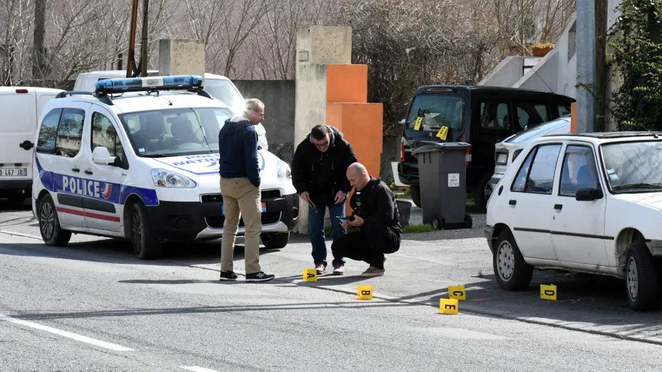Agentes de la Policía recogen pruebas en las inmediaciones del supermercado. AMENVALS NATAHLIE (EFE)