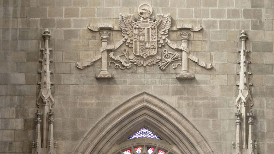 Escudo franquista en la fachada de una iglesia. AEP