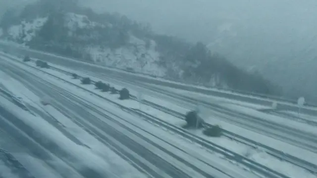 Estado de la A-6 tras la fuerte ventisca. EP