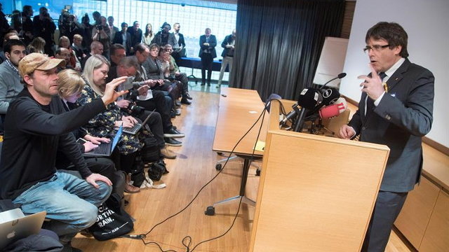 El expresidente de la Generalitat Carles Puigdemont (d) se dirige a los medios en Hilsinki. MAURI RATILAINEN