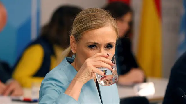 Cifuentes bebe agua. PACO CAMPOS