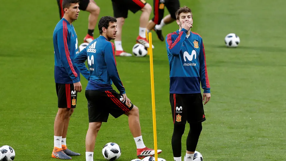 Pique, con Rodri y Parejo. EFE