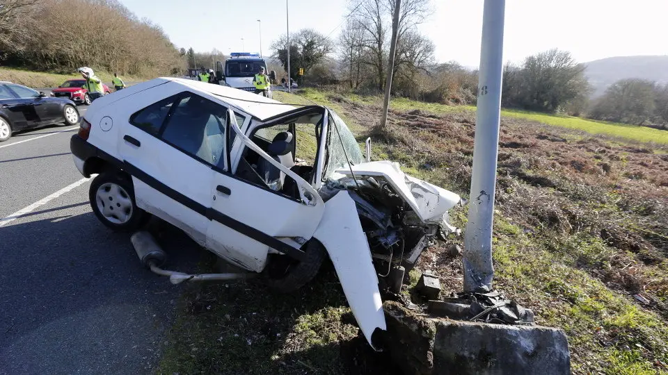Estado en el que quedó el vehículo siniestrado en la N-VI, en Lugo. SEBAS SENANDE