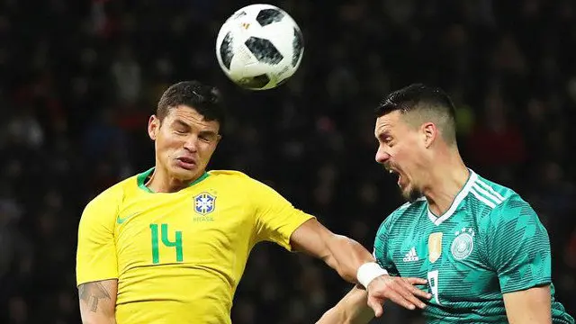 Wagner, en acción ante el brasileño Thiago Silva. EFE/SRDJAN SUKI