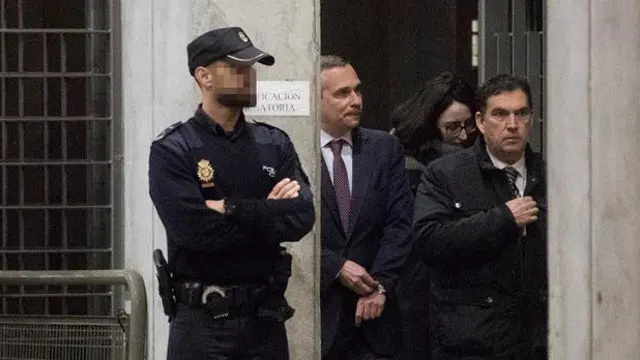 Josep Lluis Alay Rodríguez (en el centro), junto a su abogado. MARTA PÉREZ (EFE)