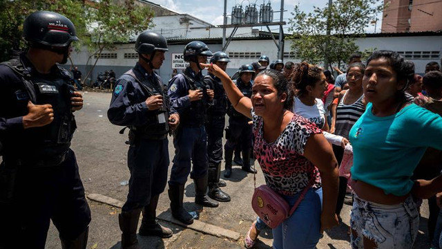 Un grupo de familiares de los presos protesta en las inmediaciones del centro de reclusión de la Policía Estatal de Carabobo, en Valencia, Venezuela. MIGUEL GUTIÉRREZ (EFE)