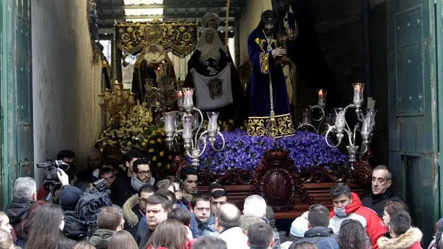 Cofrades y fieles, ante la iglesia de Dolores, en Ferrol. KIKO DELGADO (EFE)