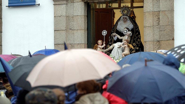 Unha das procesións de Ferrol suspendidas por mor da choiva. EFE