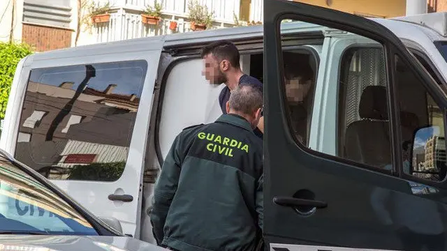 El acusado de matar a su madre y hermano en Las Torres de Cotillas, llega a los juzgados de Molina de Segura. CRIST&Oacute;BAL OESTE (EFE)
