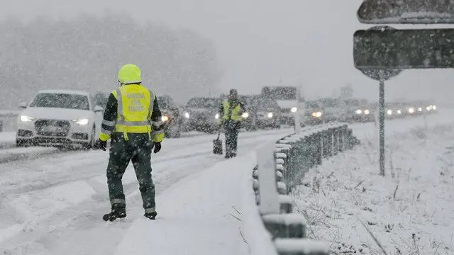 Decenas de vehículos fueron auxiliados por la Guardia Civil tras quedarse atrapados en la a-54, a su paso por Lugo. ELISEO TRIGO (EFE)
