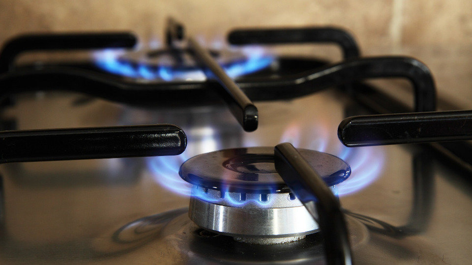 Os clientes de gas natural beneficiaranse dunha baixada da tarifa dun 3,4% de media. EP