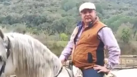 El hombre que profiere insultos hacia Puigdemont en un vídeo. TWITTER