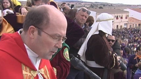 El sacerdote de Tobarra, durante el sermón de Viernes Santo. CMM