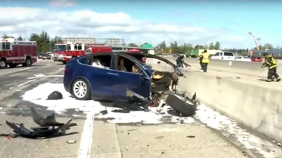 Estado del coche accidentado en California. YOUTUBE