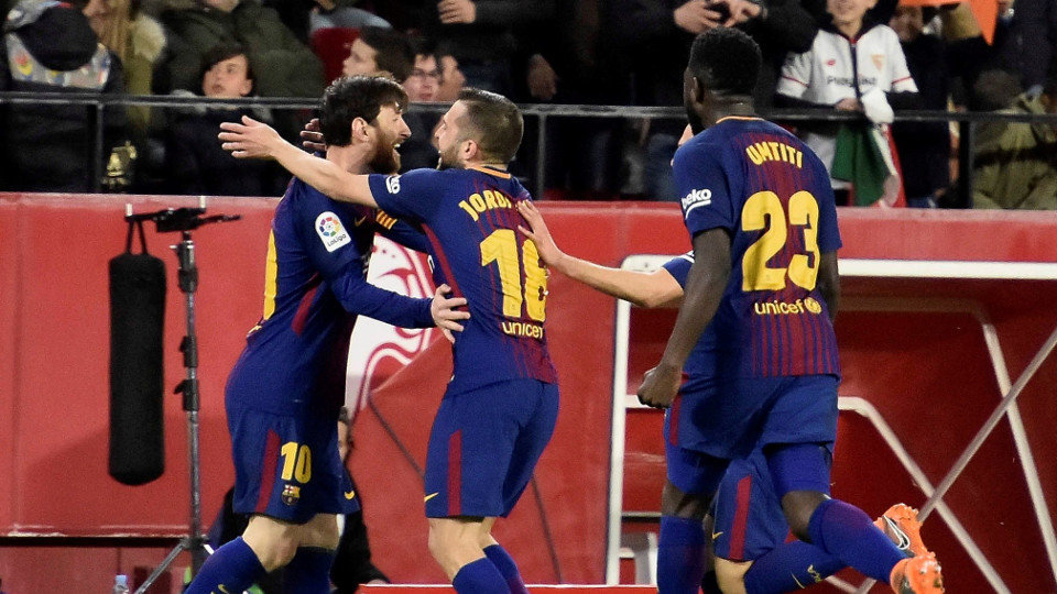 Leo Messi celebra el gol del empate junto a sus compañeros. RAÚL CARO (EFE)
