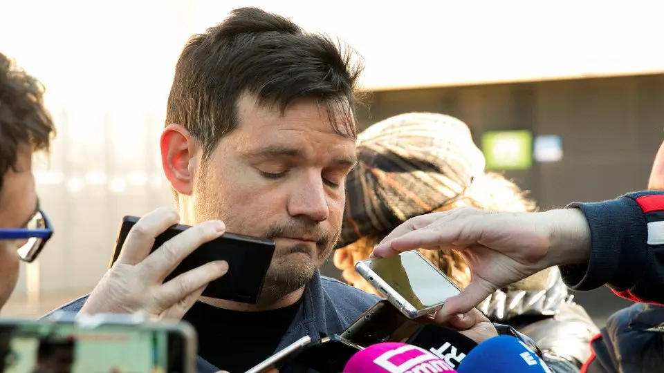 El médico del Albacete, Juan Miguel Armero, ha acompañado a Pelayo en todo momento. JAVIER CEBOLLADA (EFE)