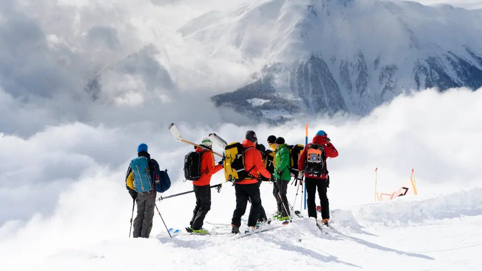 Miembros del equipo de rescate. JEAN-CHRISTOPHE BOTT (EFE)