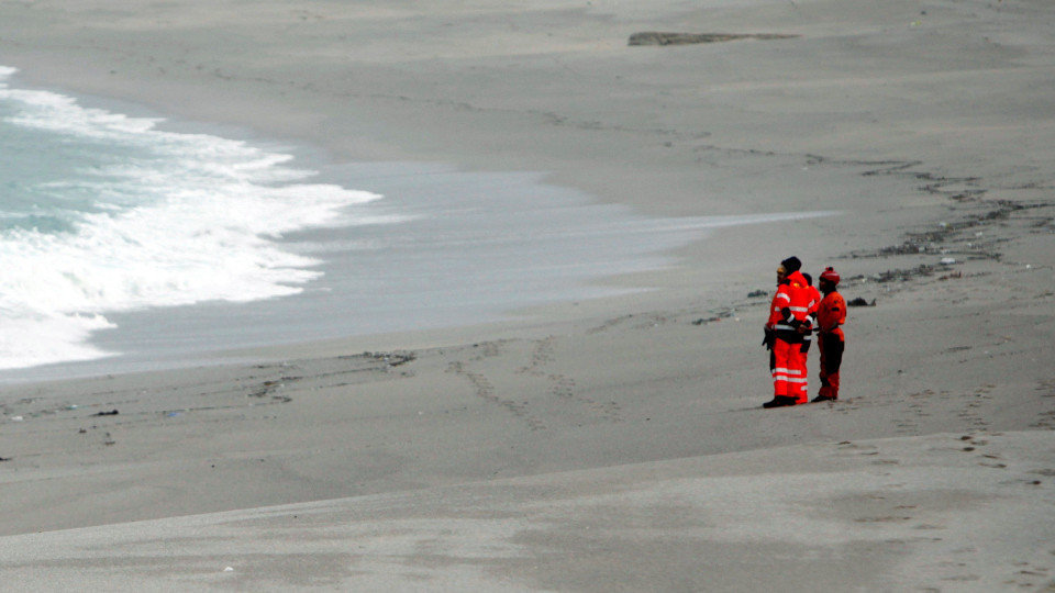 Uno de los equipos de rescate que participa en el operativo, vigila el mar desde la playa del Orzán. CABALAR (EFE)