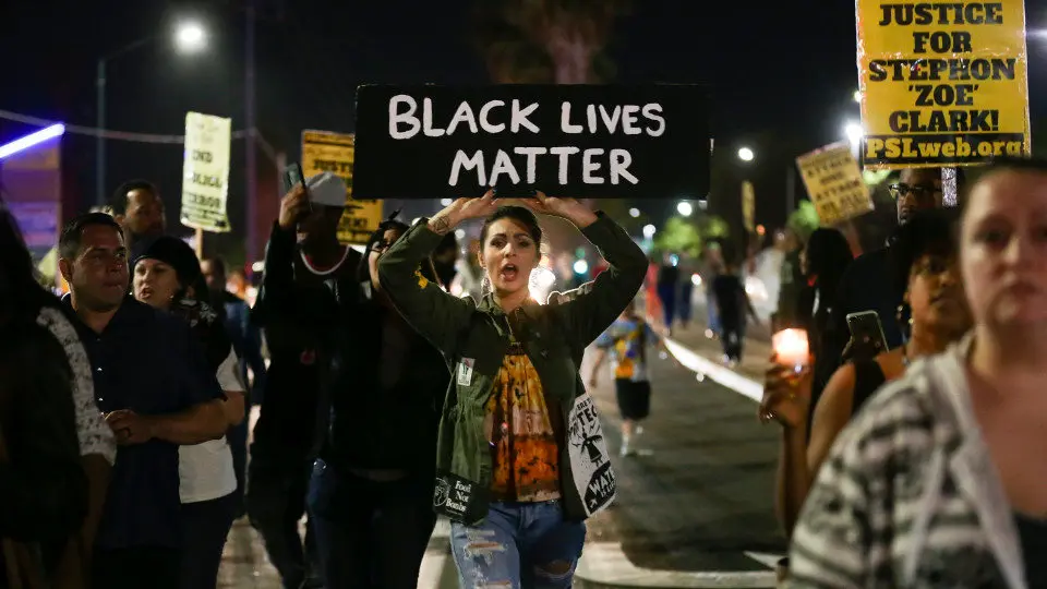 Manifestantes en las protestas que tuvieron lugar en la ciudad de Sacramento. ELIJAH NOUVELAGE (EFE)