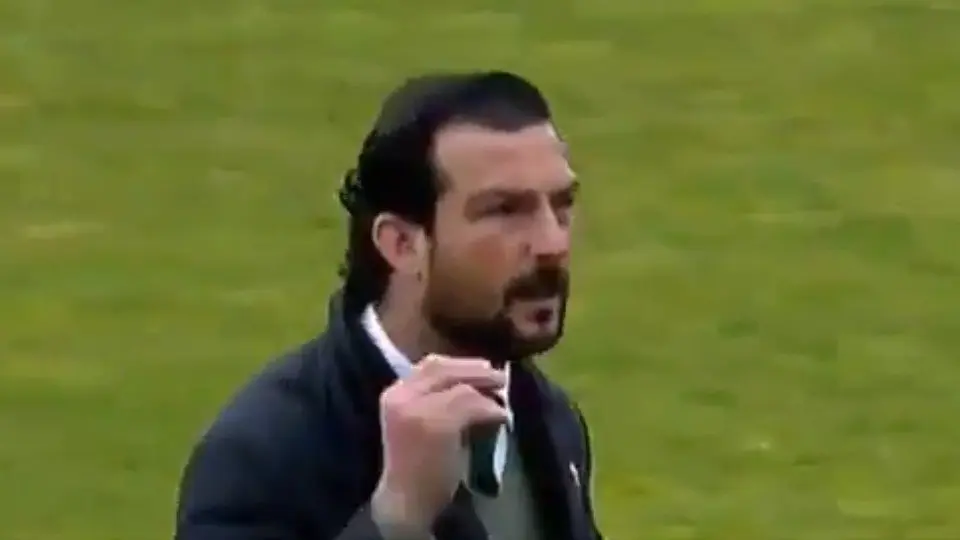 Momento en el que Ricardo López realiza gestos contra la grada del Racing de Ferrol. TVG