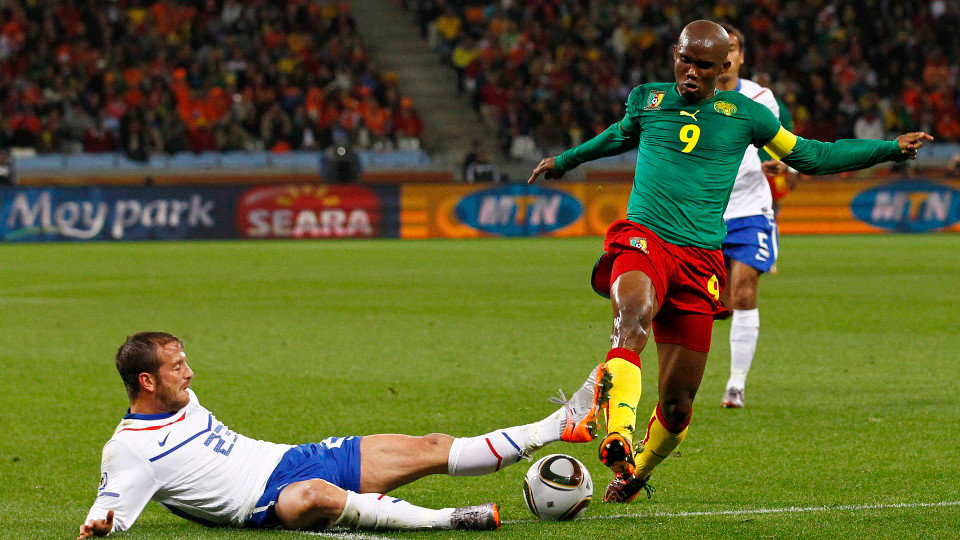 Samuel Eto'o, durante el entre su selección y Holanda en el Mundial de Sudáfrica. EFE