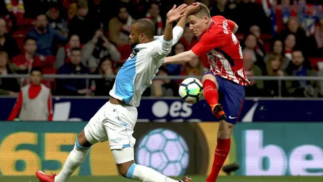 Gameiro, en un duelo con Sidnei. KIKO HUESCA (EFE)