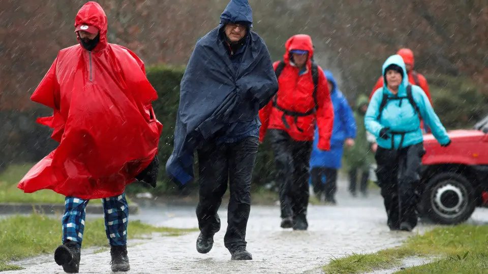 Un grupo de peregrinos chegando a Melide. ELISEO TRIGO
