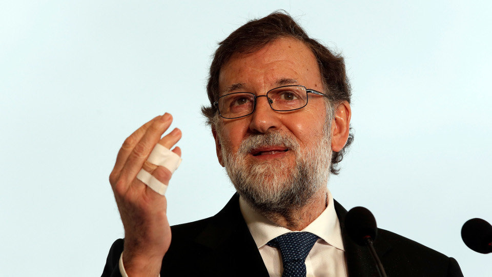 Rajoy, con un vendaje que le inmoviliza dos dedos. JAVIER CERVERA