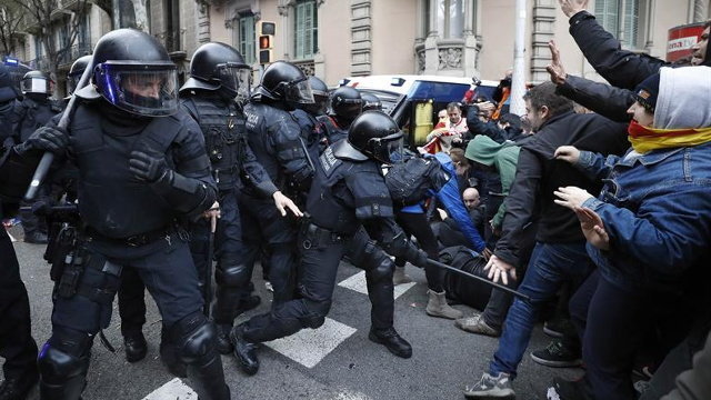 Enfrentamientos entre los Mossos y los manifestantes en Barcelona. ANDREU DALMAU (EFE)