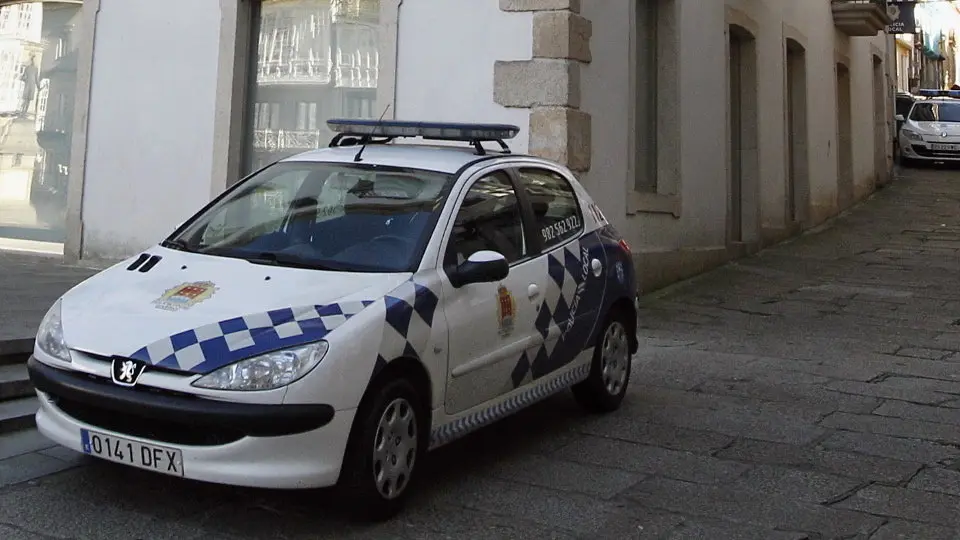 Coche de la policía local. JOSÉ Mª ÁLVEZ