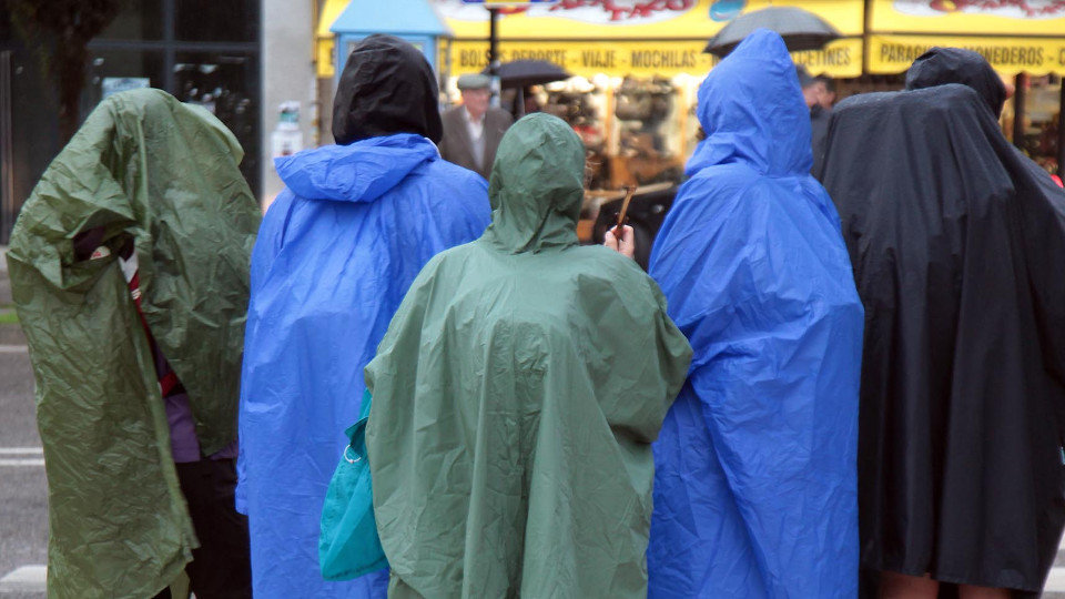 Un grupo de peregrinos se resguardan de la lluvia con chuvasqueros. PEPE FERRÍN (AEP)