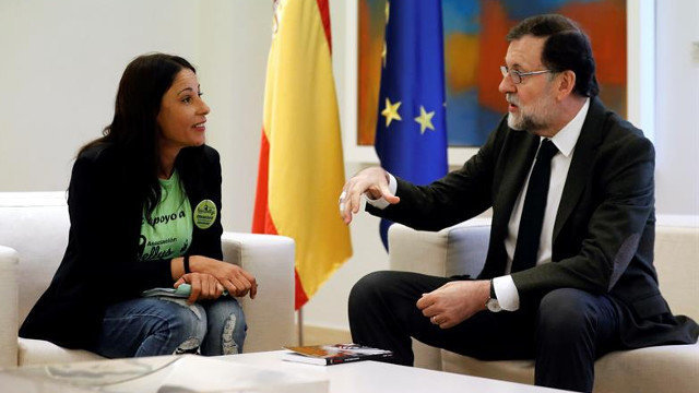 Una representante de las Kellys, con Mariano Rajoy. JUAN CARLOS HIDALGO (EFE)