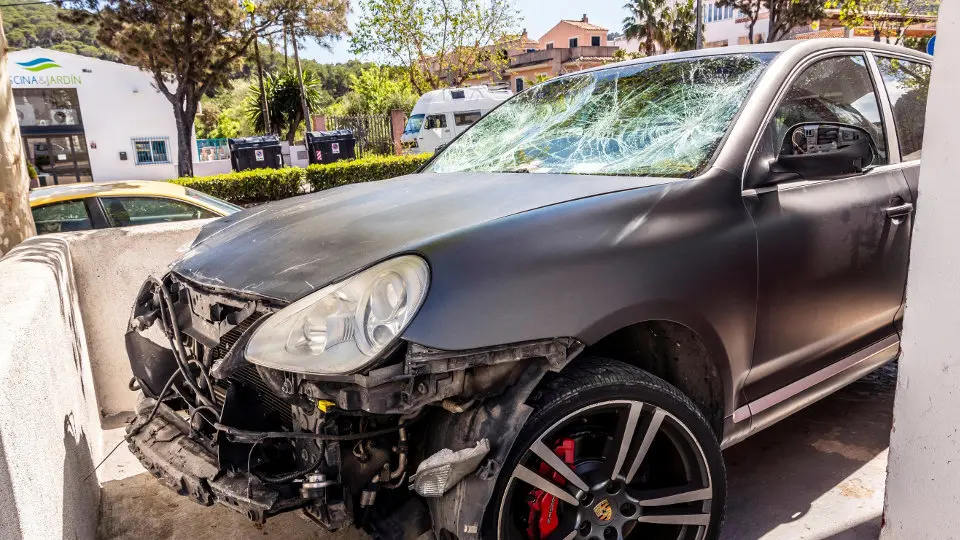 Estado en el que quedó el coche tras el atropello.EFE