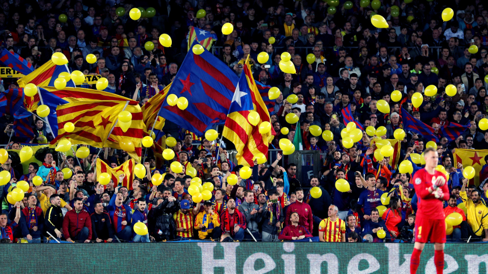 Lanzamiento de globos en el campo del Barça. ALEJANDRO GARCÍA-EFE