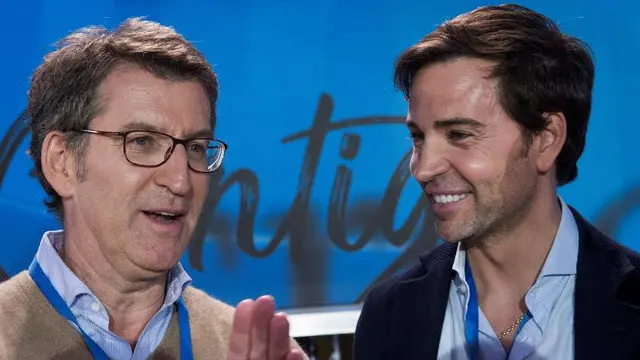 Alberto Núñez Feijóo, junto a David Meca. RAÚL CARO (EFE)