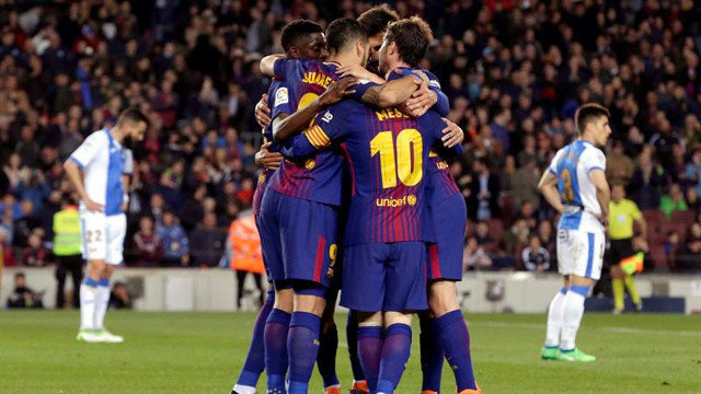Los jugadores del Barcelona celebran un gol. ALBERTO ESTÉVEZ (EFE)