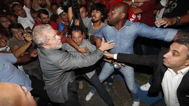 Lula, antes de entrar en la cárcel. SEBASTIAO MOREIRA (EFE)