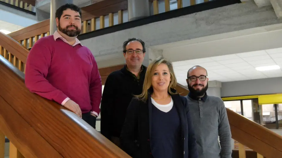 Mónica Valderrama, directora de máster de la UVigo, junto a compañeros. DG