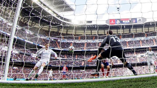 El portero esloveno del Atlético de Madrid Jan Oblak observa un lanzamiento del Real Madrid. RODRIGO JIMÉNEZ (EFE)