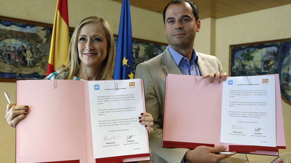 Cifuentes y Aguado cuando firmaron el acuerdo de gobierno en 2015. EFE