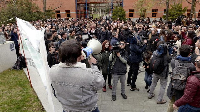 Protesta de estudiantes de la Universidad Rey Juan Carlos. VÍCTOR LERENA (EFE)