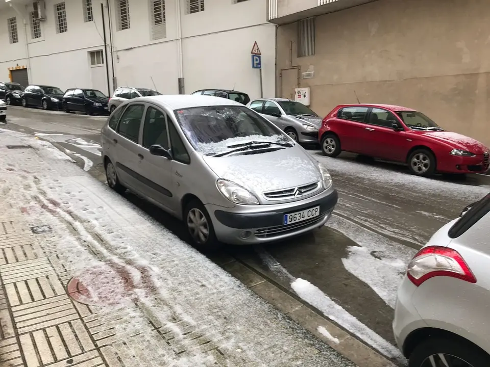 Así quedaron los coches tras la fuerte granizada caída en Lugo. DAVID GÓMEZ