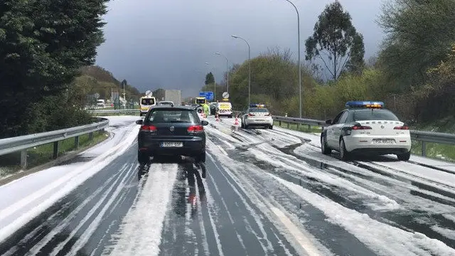 El granizo cubrió carreteras en A Cañiza. SXENICK (EFE)