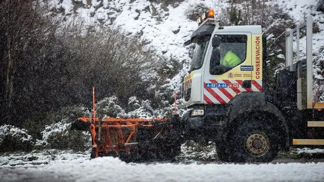 Las quitanieves trabajaron en A Canda, en alerta por acumulaciones de más de cinco centímetros. BRAIS LORENZO (EFE)