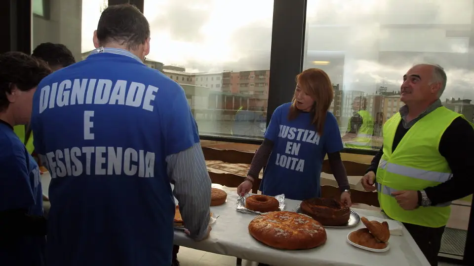 Almorzo solidario dos funcionarios de Xustiza. VICTORIA RODRÍGUEZ