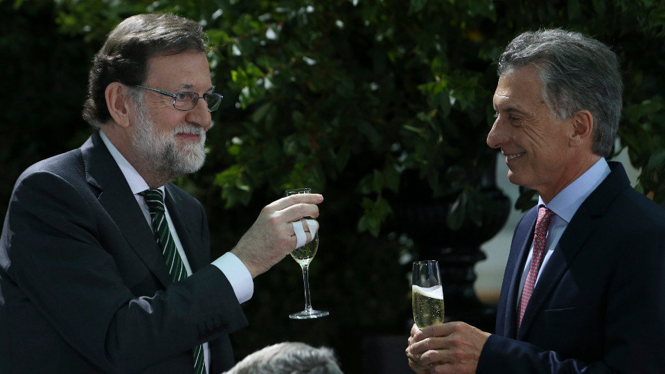 Mariano Rajoy fala co presidente arxentino, Mauricio Macri, durante un brinde previo ao xantar na Casa Rosada en Buenos Aires. DAVID FERNÁNDEZ (EFE)