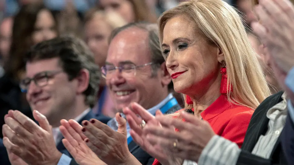 Cristina Cifuentes aplaude durante la convención nacional del PP celebrada en Sevilla. JULIO MUÑOZ (EFE)