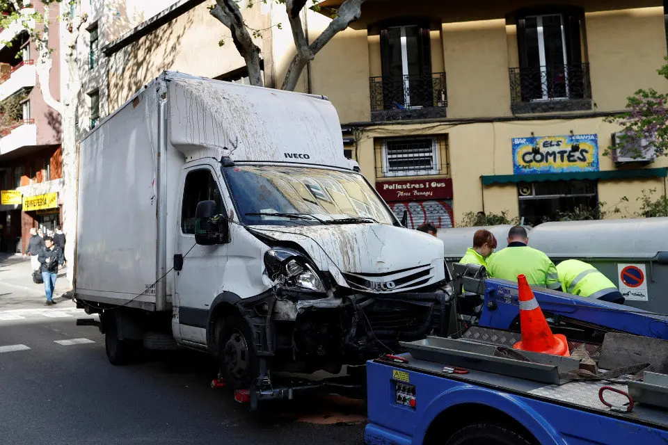 Cami&oacute;n siniestrado en la calle Arag&oacute;n.ALEJANDRO GARC&Iacute;A (EFE)